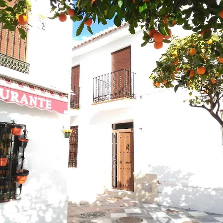 Дом отдыха Pueblo - Casa Josefita, Patio With Private Pool-piscina Privada Y Solarium Бенальмадена